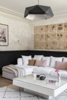 Salon moderne avec mobilier blanc et accessoires roses