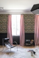 Salon éclectique avec rideaux roses et papier peint vert