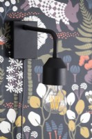 Lampe noire moderne sur mur tapissé