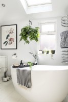 Salle de bain blanche moderne avec accessoires noirs