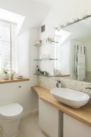 Salle de bain moderne avec crédence en galets texturés