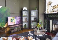 Salon moderne éclectique avec des œuvres d'art colorées