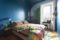 Chambre à coucher moderne colorée avec la peinture murale peinte autour de la fenêtre