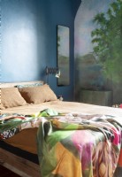 Chambre à coucher moderne colorée avec la peinture murale peinte sur des murs