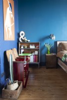 Sièges de cinéma en bois vintage dans une chambre colorée