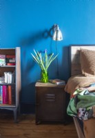 Table de chevet récupérée dans une chambre moderne et colorée