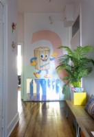 Une fresque peinte de couleurs vives sur le mur dans le couloir