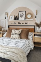 Chambre à coucher moderne avec toile de fond cercle peint sur le mur au-dessus du lit