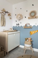 Meubles et ornements dans la chambre de bébé moderne