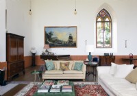 Salon de style classique dans la chapelle couverte avec vitraux d'origine