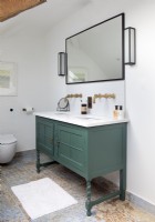 Évier vert dans la salle de bains moderne
