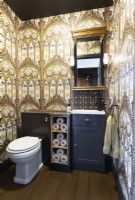 Salle de bain avec papier peint doré