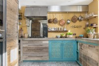 Portes bleues décoratives sur les armoires de cuisine modernes