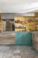 Portes bleues décoratives sur les armoires de cuisine modernes