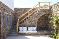 Mur extérieur en pierre et escalier