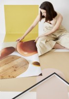 Femme utilisant des photographies pour créer une table décorative