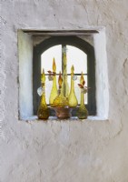 Détail de la verrerie vintage sur le rebord de la fenêtre rustique