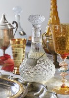 Détail carafe en cristal vintage sur table à manger