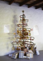 Tourniquet en métal récupéré réutilisé comme arbre de Noël