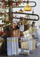 Cadeaux de Noël sous verrerie vintage et décoration de feuilles