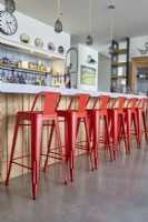 Tabourets de bar rouges dans la cuisine moderne
