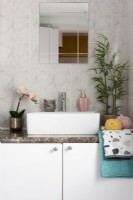 Lavabo blanc avec murs carrelés