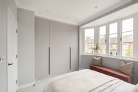 Chambre à coucher moderne avec baie vitrée et placard intégré