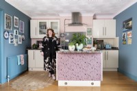 Evelyn Lindley dans sa cuisine moderne