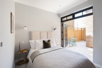 Chambre à coucher moderne avec portes sur terrasse-patio