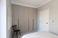 Chambre à coucher moderne avec placards intégrés