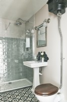 Citerne et évier de toilette traditionnels dans la salle de bains moderne