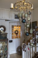 Boules de Noël suspendues à des candélabres ornés dans le couloir de country cottage