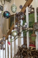 Gros plan des décorations de Noël accrochées aux rampes d'escalier