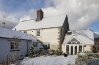 Cottage sur Dartmoor avec une couverture de neige.