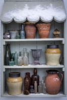Étagères extérieures avec une collection de vases, pots et pots