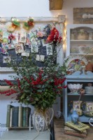 Vase de feuillage persistant en cottage décoré pour Noël