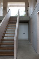 Escalier contemporain en béton et contreplaqué, rangement de couloir