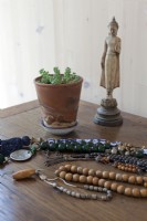 Détails de la coiffeuse, Bouddha antique et perles