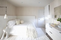 Chambre à coucher blanche contemporaine