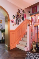 Couloir et escaliers colorés avec exposition d'art de style salon