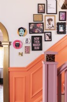 Exposition d'art de style salon sur escalier coloré