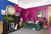 Salon moderne coloré avec canapé en velours vert