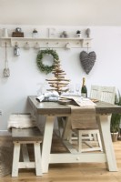 Table à manger de style pique-nique décorée pour Noël