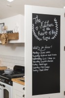 Tableau noir sur porte de placard de cuisine - détail