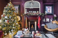 Feu allumé dans un salon de style classique décoré pour Noël