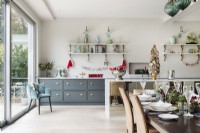 Table à manger décorée pour Noël dans une cuisine-salle à manger moderne