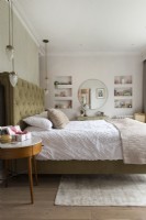 Grand lit rembourré dans une chambre de style classique