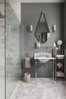 Salle de bain moderne peinte en gris