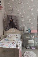 Papier peint Flamingo et lit en bois dans la chambre d'enfant