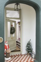 Porche et porte d'entrée de la maison décorée pour Noël